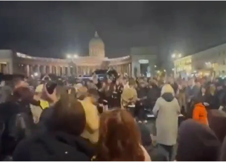 (VIDEO, FOTO) Prizor iz Rusije kakvi nisu viđeni godinama: Ljudi se okupili u Putinovom rodnom gradu, PJEVAJU PJESMU koja ga izluđuje