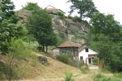 (FOTO) Unio benzin i hepo kocke: Uhapšen muškarac pokušao da zapali jedan od NAJSTARIJIH MANASTIRA u Srbiji, OŠTEĆENE FRESKE i ikone