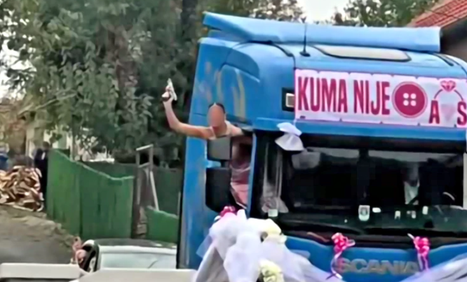 (VIDEO) "Kuma luda kao struja" Došla na šleperu, PA ZAPUCALA, na svadbi drugarice napravila cirkus, ljudi je osudili u komentarima