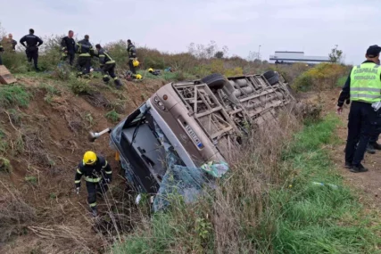 (FOTO) Dvije osobe poginule, a 83 povrijeđene: Jezive scene sa mjesta nesreće u kojoj se AUTOBUS PUN RADNIKA prevrnuo