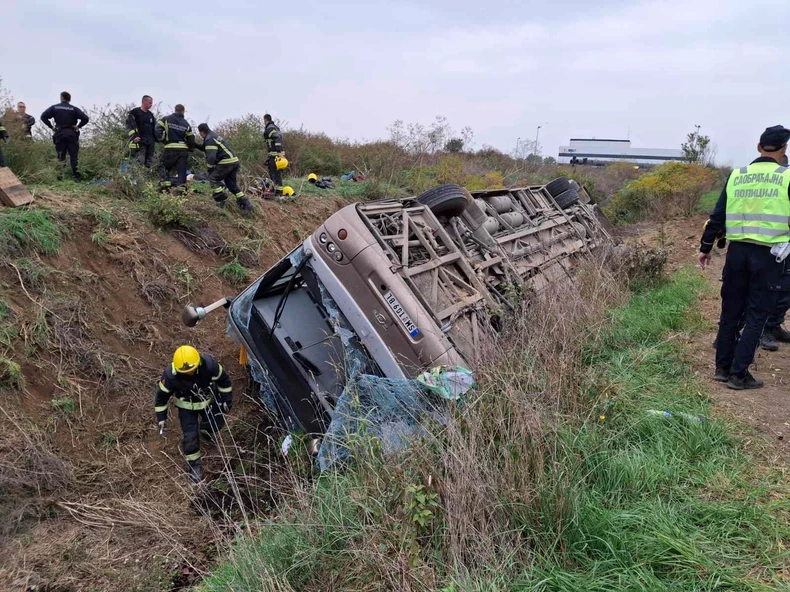 prevrnuo se autobus pun radnika