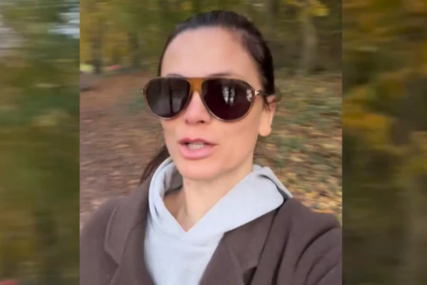 MNOGI JE NE BI PREPOZNALI Milica Pavlović bez trunke šminke šeta parkom, a onda se i počastila