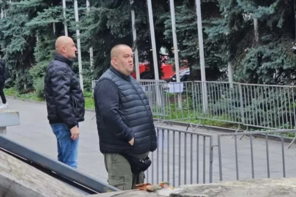 (VIDEO, FOTO) Potresan prizor iz Sarajeva: Halidov sin SLOMLJEN OD BOLA, prvi stigao na komemoraciju