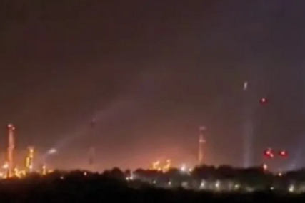 (VIDEO, FOTO) Ruska rafinerija u plamenu: Ukrajina ponovo brutalno napada