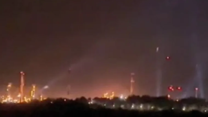 (VIDEO, FOTO) Ruska rafinerija u plamenu: Ukrajina ponovo brutalno napada