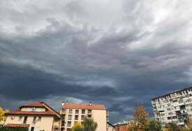 (FOTO) Kao da će oluja: Smračilo se nad Banjalukom, počeo i jak vjetar, evo kada bi MOGLO PLJUSNUTI