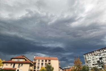 (FOTO) Stiže li preokret? Oblaci se navlače nad Banjalukom, počeo i vjetar, evo kada bi MOGLO PLJUSNUTI