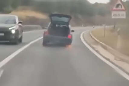 Vozač vozi auto bez točka