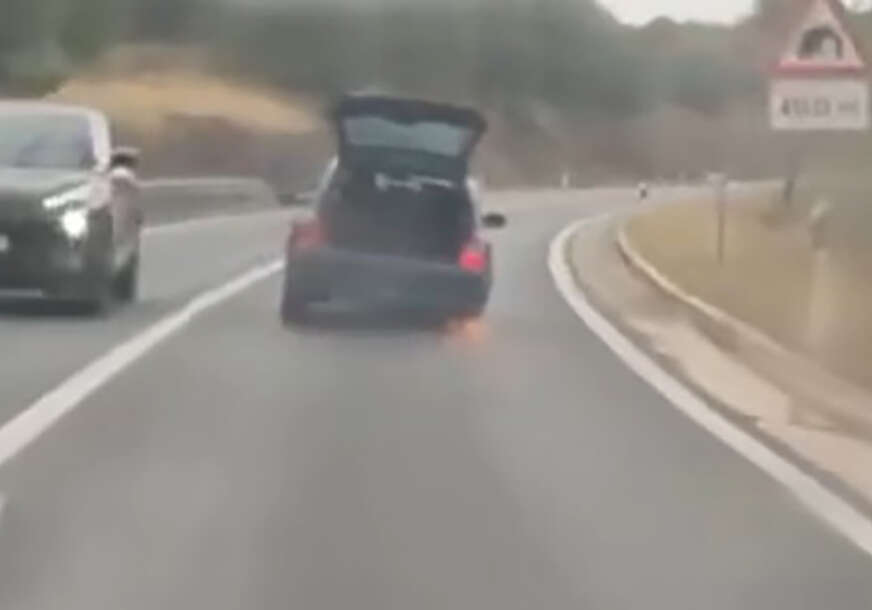 Vozač vozi auto bez točka