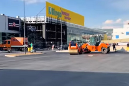 (VIDEO) "Asfaltiraše čovjeka u mjestu" Balkanci u čudu gledaju scenu s parkinga, a zajedo su se složili da to ima samo u Bosni