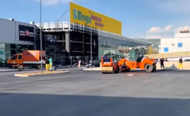 (VIDEO) "Asfaltiraše čovjeka u mjestu" Balkanci u čudu gledaju scenu s parkinga, a zajedo su se složili da to ima samo u Bosni