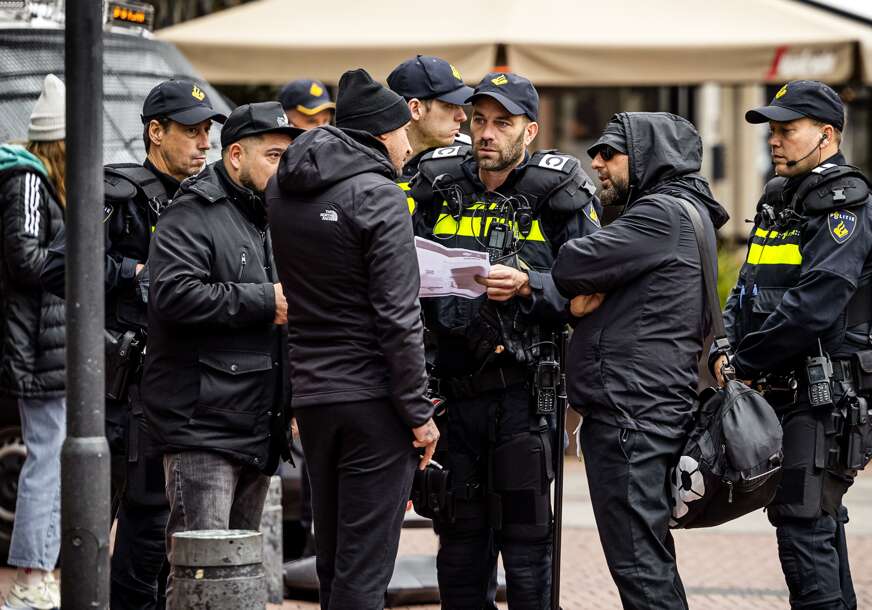 policija u Holandiji provjerava dokumenta jednog navijača