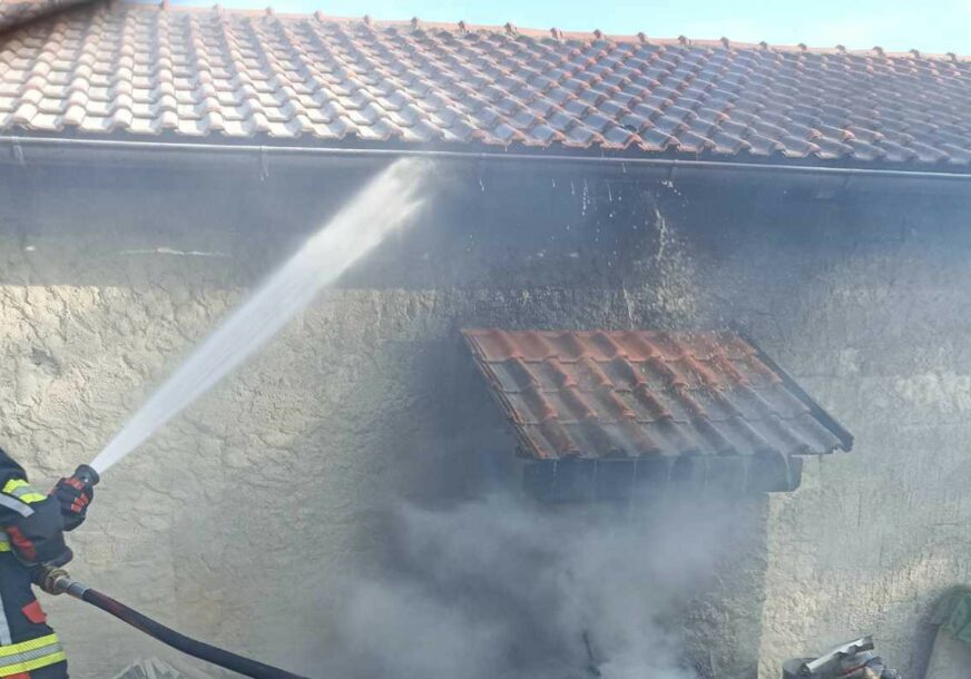 (FOTO) Požar u Banjaluci: Gorjela fabrika namještaja