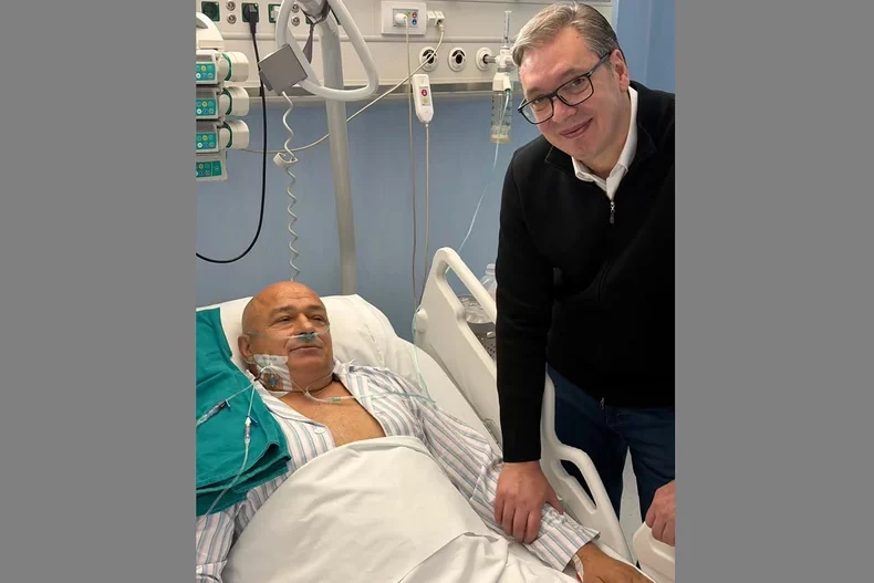 (FOTO) Vučić posjetio ranjenog Bogdanovića u bolnici: Otkrio šta je rekao napadaču prije nego što ga je Anđelković upucao