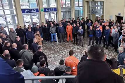 "Sutra okupljanje u Prijedoru" Radnici "Željeznica RS" najavljuju OBUSTAVU RADA ako uprava ne ispuni njihove zahtjeve