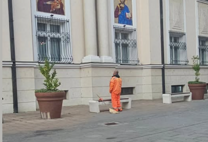 (FOTO) "Koliko je veliki u svojoj skromnosti" Radnik komunalnog preduzeća u Bijeljini odložio alat na ulici i POMOLIO SE ISPRED MANASTIRA, njegov potez oduševio sve