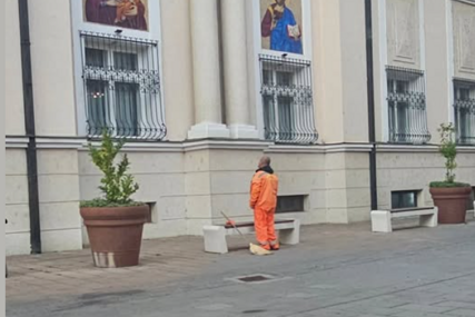 radnik komunalnog preduzećamoli se ispred manastira