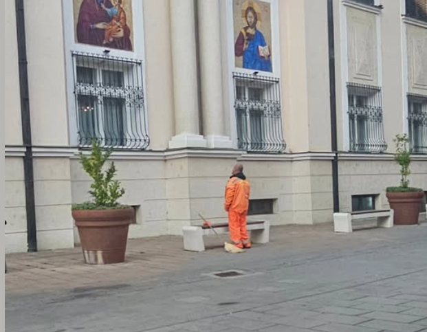 (FOTO) “Koliko je veliki u svojoj skromnosti” Radnik komunalnog preduzeća u Bijeljini odložio alat na ulici i POMOLIO SE ISPRED MANASTIRA, njegov potez oduševio sve