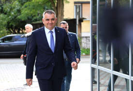 (FOTO) Savo Minić dobio 5.000 KM, a za maturante nema ni 100 KM: Kako se vlast u Doboju razbacuje imaginarnim parama