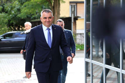 (FOTO) Savo Minić dobio 5.000 KM, a za maturante nema ni 100 KM: Kako se vlast u Doboju razbacuje imaginarnim parama
