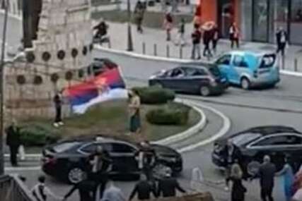 (VIDEO) Pogledajte ovaj performans svatova: Zaustavili saobraćaj usred kružnog toka, izašli iz automobila, a onda je krenuo ŠOU