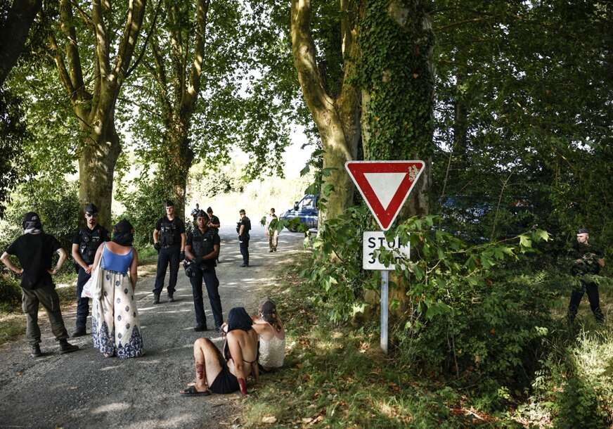 Francuska policija u šumi