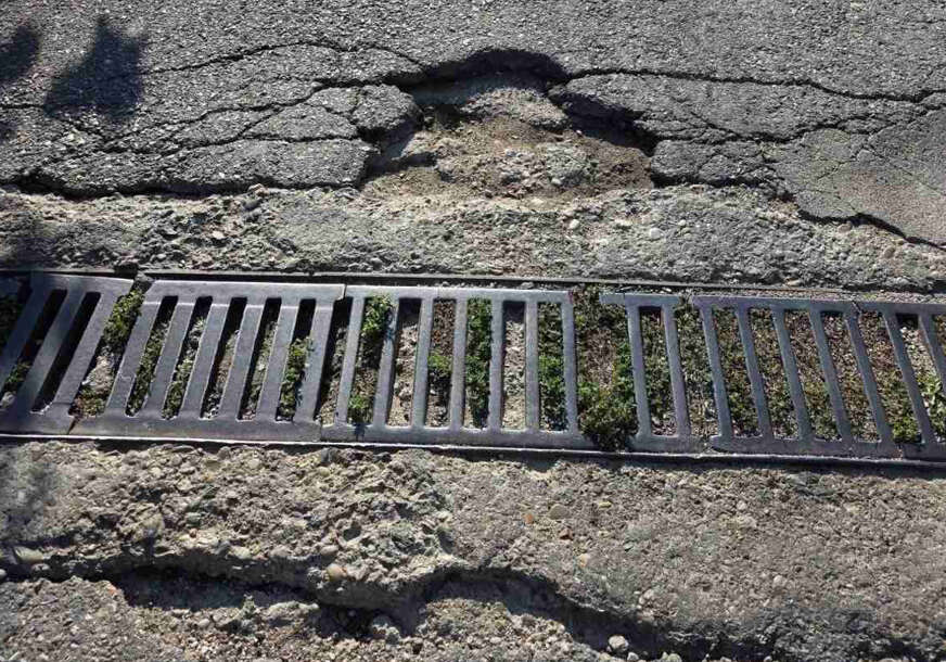 (FOTO) Muke mještana Ulice Starog Vujadina: Zemlja nasuta, bandere nakrivljene, struja ugrožena