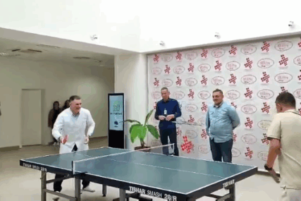 (VIDEO) "Ponos, emocije i podrška" Vlado Đajić i Haris Eminović u revijalnom stonoteniskom meču