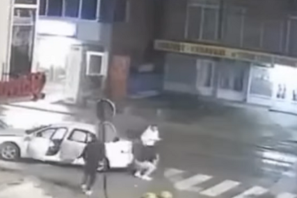 (VIDEO) Karambol u Živinicama: Mladić "audijem" POKOSIO 5 AUTOMOBILA, djevojke iz vozila pobjegle odmah nakon nesreće