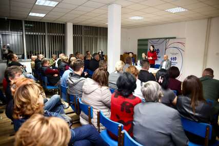 (FOTO) "Dodik je uvijek bio IGRAČ STRANIH INTERESA" Predstavnici Narodnog fronta održali panel-diskusiju u Novom Gradu