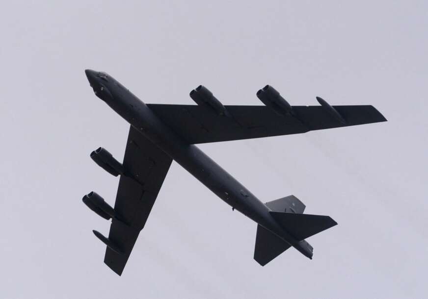 avion B-52
