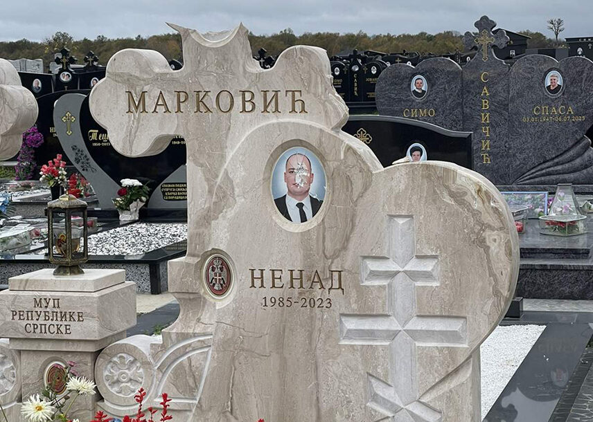 Oštetili spomenik UBIJENOM INSPEKTORU: Policija uhapsila 2 vandala, prijeti im 1 GODINA ZATVORA