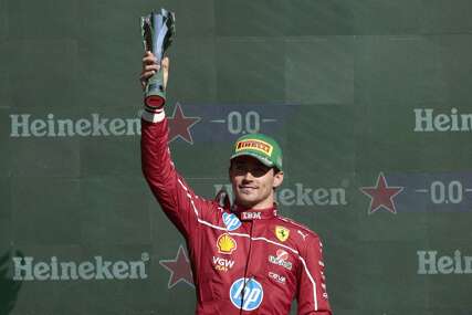 (FOTO) Staje na ludi kamen: Vjerio se najpoželjniji neženja, vozač Formule 1 zaprosio djevojku