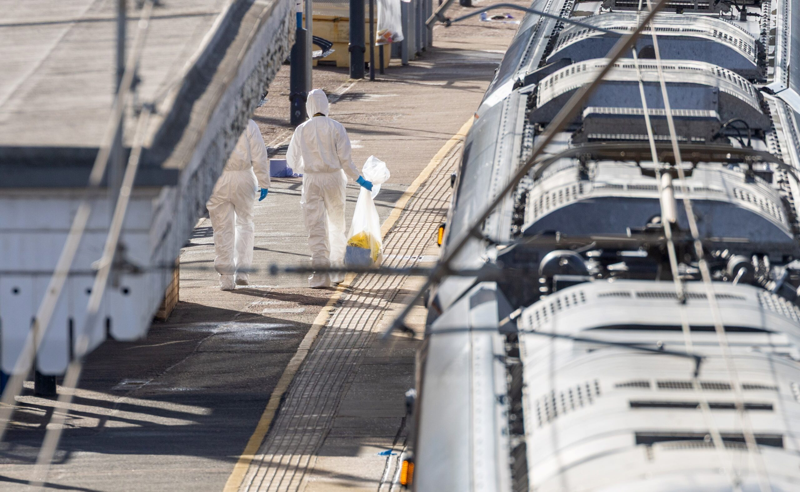 Napad u vozu u Velikoj Britaniji, čovjek spasio djevojku od uboda noža