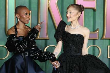 (VIDEO) Arijana Grande i Sintija Erivo OČARALE PUBLIKU U NJUJORKU: Premijera filma 'Wicked: For Good' obilježena emocijama, savršenim nastupima i incidentom