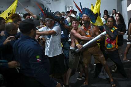(VIDEO) „Naše šume nisu na prodaju“ Haos u Brazilu, demonstranti upali na konferenciju o klimatskim promjenama
