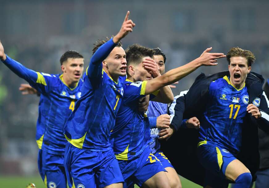 Esmir Bajraktarević proslavlja gol