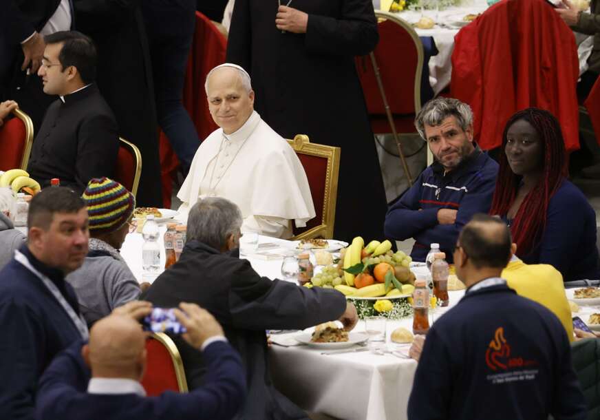 (FOTO) "POSLUŠAJTE KRIK NAJSIROMAŠNIJIH" Papa Lav XIV u Vatikanu ručao sa beskućnicima i izbjeglicama