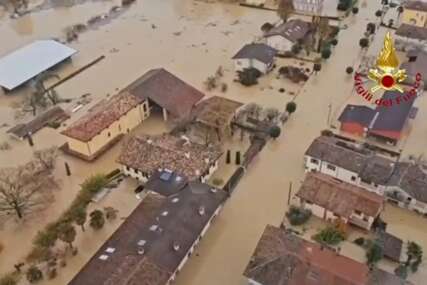 (VIDEO, FOTO) Ljudi na krovovima čekaju evakuaciju: Veliko NEVRIJEME NA GRANICI Italije i Slovenije