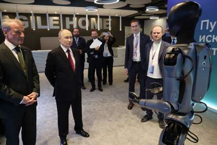 (FOTO, VIDEO) ROBOT ZAPLESAO ISPRED PUTINA Lider Rusije izgledao kao da jedva čeka da završi