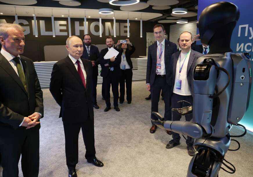 (FOTO, VIDEO) ROBOT ZAPLESAO ISPRED PUTINA Lider Rusije izgledao kao da jedva čeka da završi