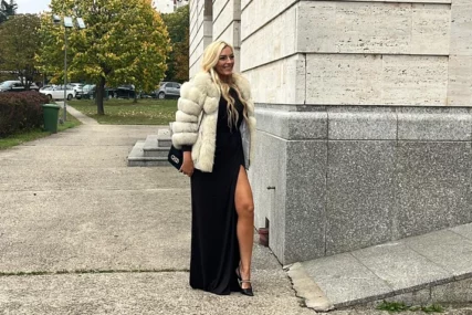 (FOTO) Na račun njenih atributa komentari samo pljušte: Pjevačica (35) u rijalitiju BILA SA GASTOZOM, pa se udala za kolegu i rodila mu dvoje djece