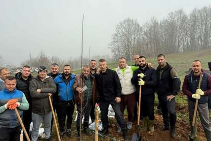 (FOTO) "Uz pomoć dobrih ljudi" Nenad Nešić radi na VOĆNJAKU ZA PRIMJER