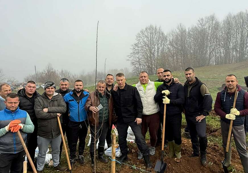 (FOTO) "Uz pomoć dobrih ljudi" Nenad Nešić radi na VOĆNJAKU ZA PRIMJER