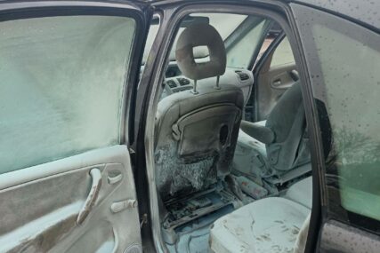 (FOTO) Vatrogasci imali nekoliko intervencija: Gorio automobil na parkingu marketa u Banjaluci