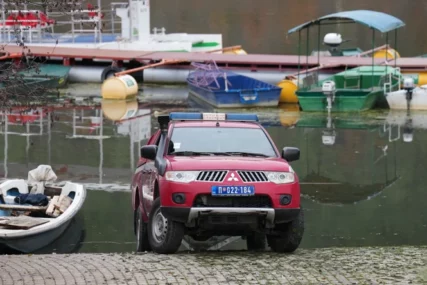(FOTO) Ronioci pretražuju jezero: Auto sletio sa puta i potonuo, sumnja se da su unutra MUŽ I ŽENA