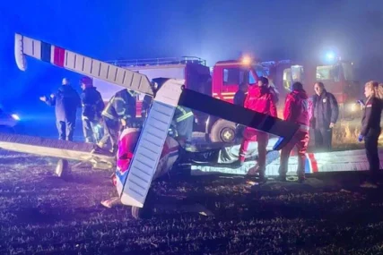 (FOTO) Primljen sa višestrukim prelomima: Poznato STANJE PILOTA povrijeđenog u padu aviona kod Subotice