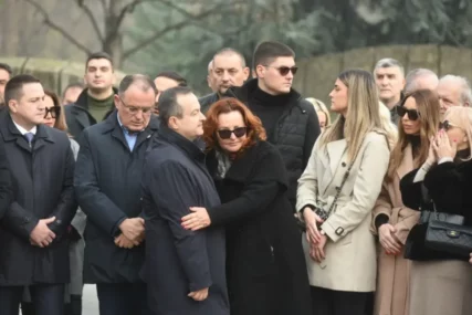 "VIĐATE LI MOJU MAJKU, ŠTO NA NEBU ŽIVI SAMA" Ana Bekuta na pomen Milutinu Mrkonjiću slomljena emocijama
