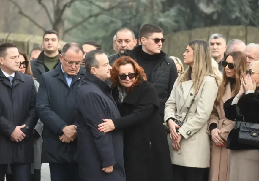 "VIĐATE LI MOJU MAJKU, ŠTO NA NEBU ŽIVI SAMA" Ana Bekuta na pomen Milutinu Mrkonjiću slomljena emocijama