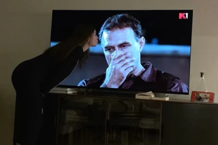 (FOTO) Zbog Lazara poljubila televizor: Anica Latić u kućnim papučama i pidžami, oko nje flaša od rakije i porodične slike